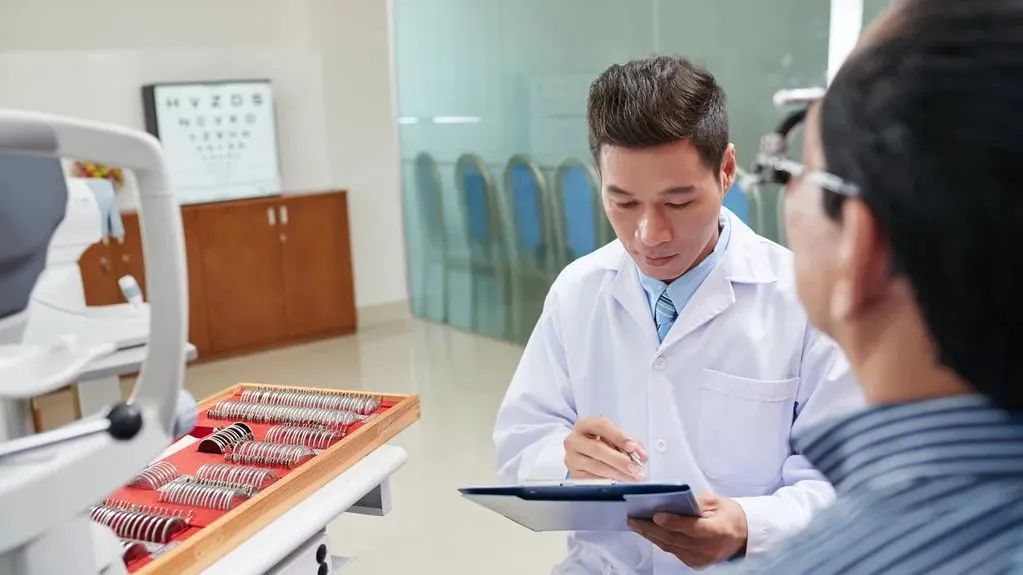 中国近7亿人近视,给你验光配镜的人却有90%不合格(图8) 32.jpg