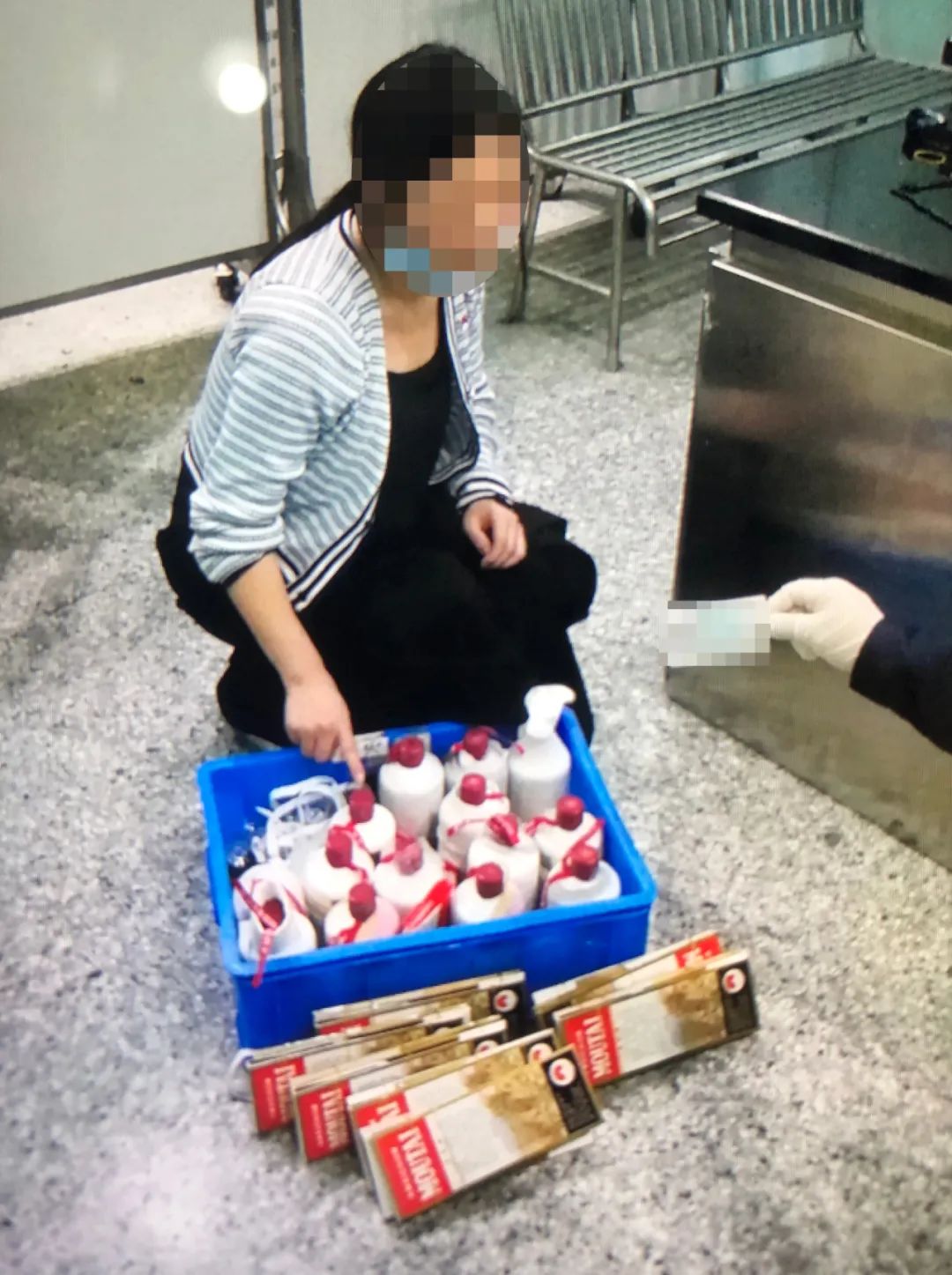 女子双腿绑14瓶茅台入境,被海关人员一眼看穿……(图2) 25.jpg