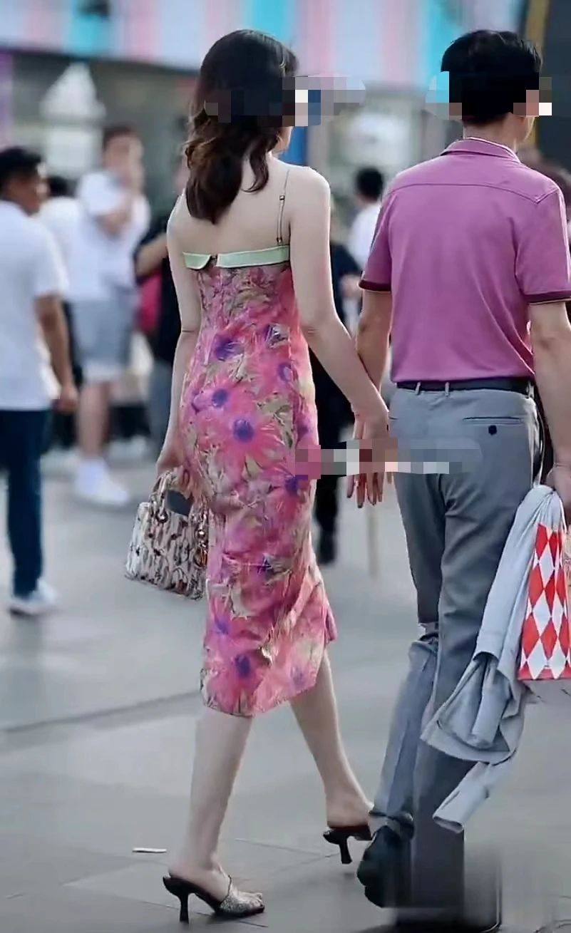 国企领导与女子牵手逛街?已被免职!(图3) 1`3.jpg