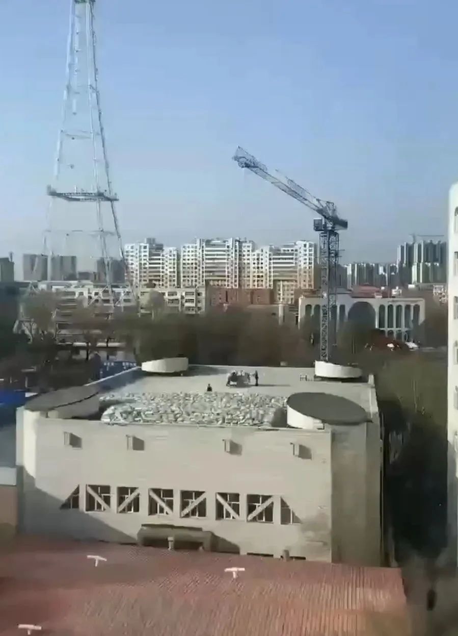 11人遇难!坍塌前画面曝光:有工人不断将水泥袋运至屋顶,施工企业承揽过多项政府工程(图8) 8.jpg