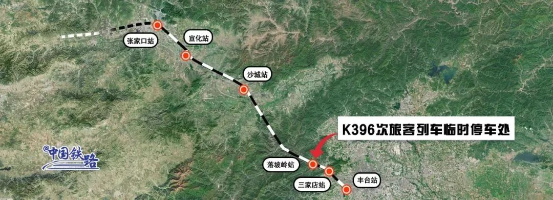 列车因暴雨滞留,乘务员哽咽安抚旅客…(图1) 1.jpg