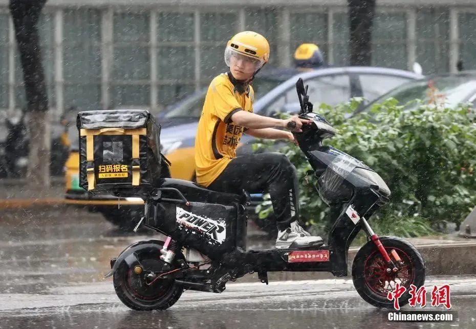 暴雨天该不该点外卖?网友吵翻了(图1) 3.jpg