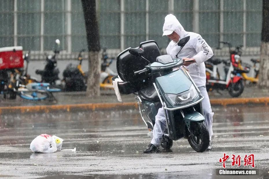 暴雨天该不该点外卖?网友吵翻了(图2) 4.jpg