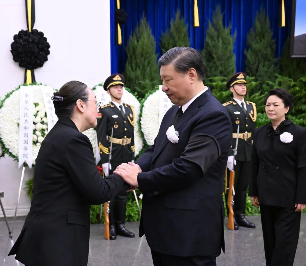 李克强同志遗体在京火化 习近平等到八宝山革命公墓送别(图1) 21.jpg
