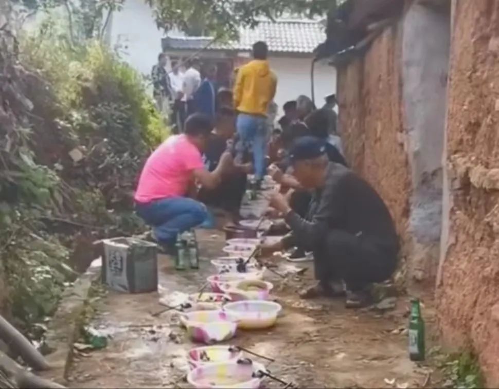 凉山网格员"多次入户纠正蹲地吃饭陋习",引发争议?当地回应(图3) 36.jpg