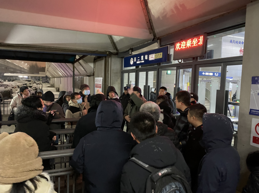 北京地铁通报昌平线故障:两节车厢发生分离(图2) 13.png