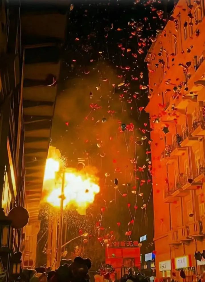 跨年夜万人放飞气球,漫天五彩缤纷中突发爆燃……亲历者:吓得魂都没了(图2) 16.jpg