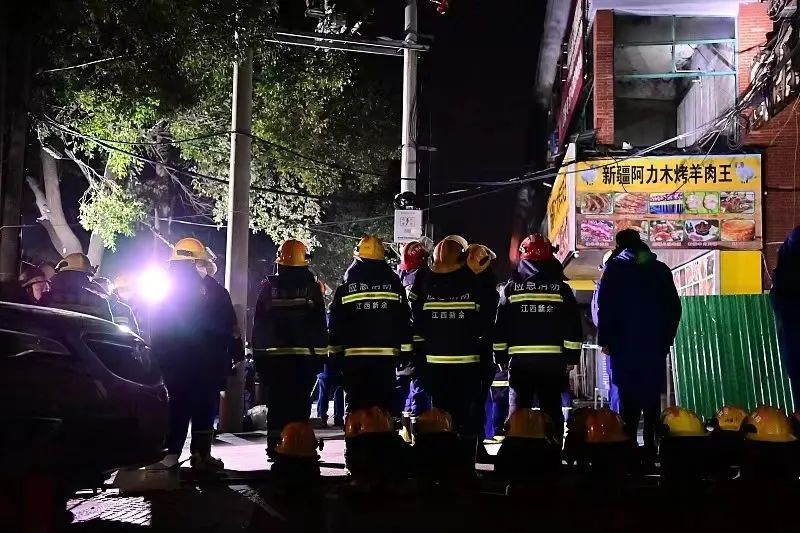 多名学生在新余火灾中遇难:培训教室由塑料板隔断,少有窗户逃生(图1) 3.jpg