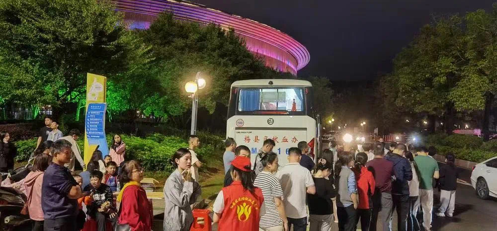 深夜,献血排长队!广东梅大高速路面塌方事故最新进展(图4) 4.jpg