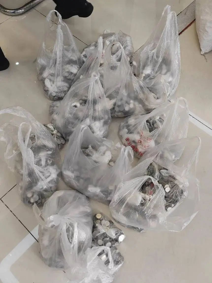 男子提三麻袋硬币偿还一万元欠款!法院:罚款2000元(图1) 640.jpg