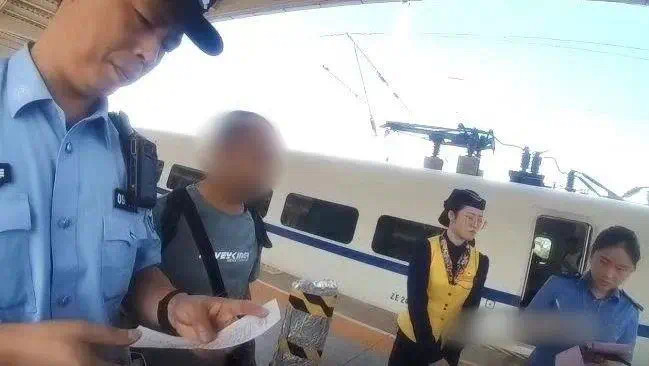 动车上吸烟导致列车降速,罚!(图1) 7.jpg