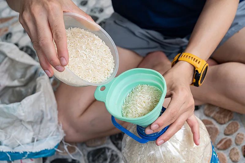 别再重复使用饮料瓶了！快转给家人→(图2)