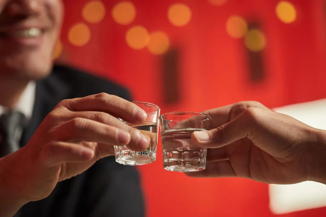 河南实施“全天候禁酒令”，公职人员24小时禁酒？当地纪委：不准确，要求是工作日不能饮酒，包括节假日值班、参加会议、学习培训期间