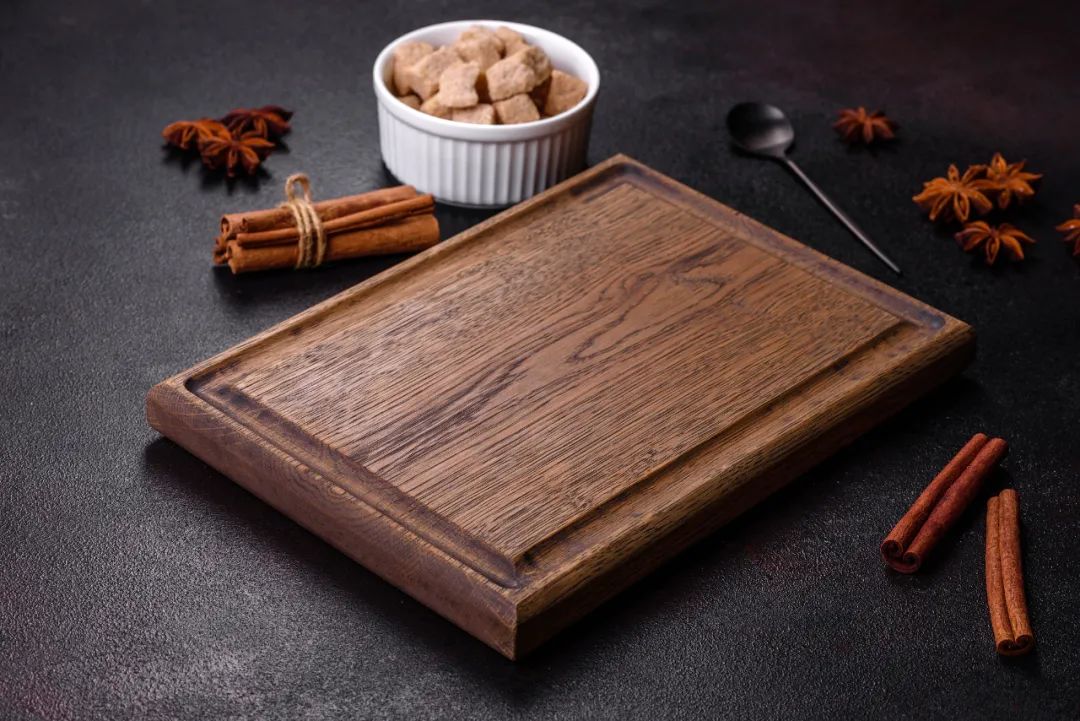 用开水烫餐具，到底有没有必要？ 图片 在外就餐，很多小伙伴都会秉承“热水烫餐具”的餐前仪式，认为这样可以消毒杀菌，用着更卫生。如果不用热水烫一烫再用，总觉得心里不踏实，热水烫餐具真的能消毒杀菌吗？怎样做才能让餐具更干净？ 一起聊聊关于餐具卫生的问题，最后也会科普一下在家给餐具消毒的方法和卫生安全注意事项。 01  热水烫餐具能杀菌消毒吗？    根据《GB14934-2016消毒餐（饮）具》中的规(图4)
