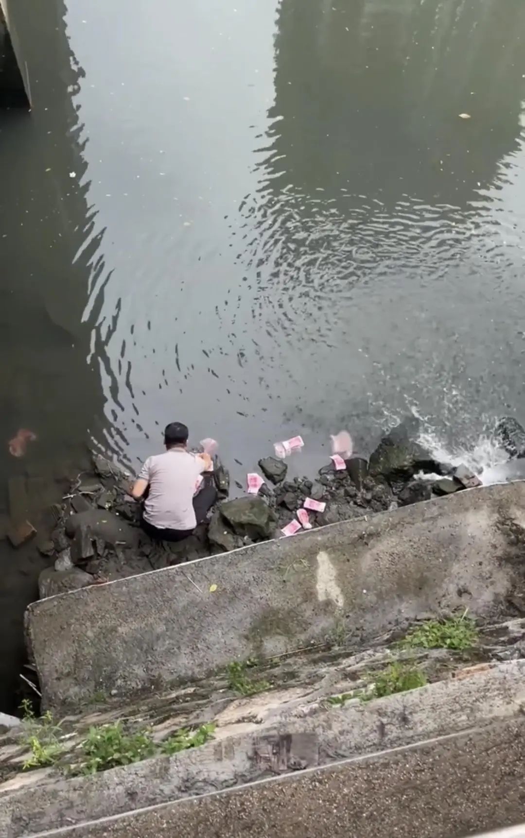 深圳一河道惊现大量钞票，男子将其捡走，警方介入