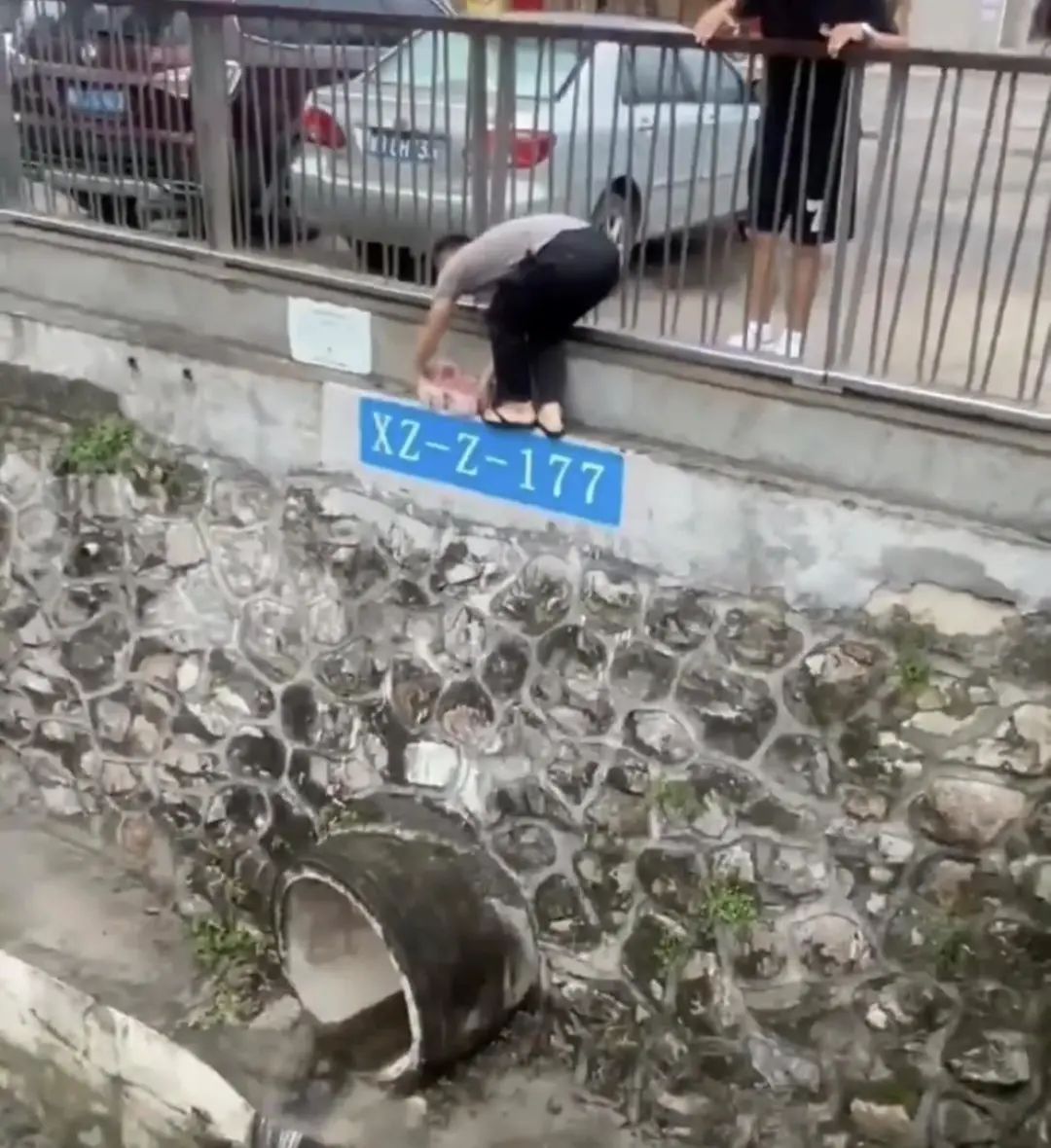 深圳一河道惊现大量钞票,男子将其捡走,警方介入(图2) IMG_2728(20250613-104518).jpg