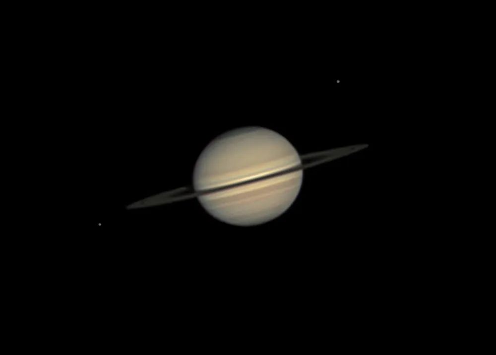 难得一见！“星星相吸”来了，罕见天象等了36年   图片   6月29日，太阳系中的行星海王星与土星相合，上演“星星相吸”。届时如果天气晴好，我国感兴趣的公众可在午夜过后朝东南方天空观测。    所谓“合”，是指太阳系内两个天体在天球上的视黄经相同的现象。从地球上看，这两个天体的角距离会非常近。太阳系内两个天体发生相合现象，主要是由两者围绕太阳公转的情况所决定。土星公转周期为29.5年，海王星公转(图1)