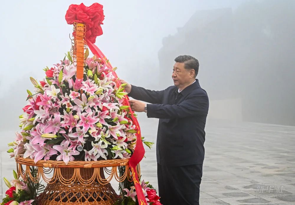 习近平在山西阳泉市向抗战烈士敬献花篮并参观百团大战纪念馆(图1)