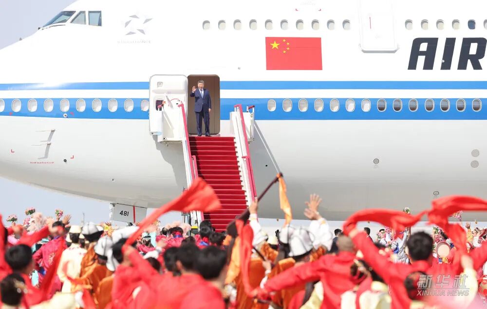 习近平率中央代表团抵达乌鲁木齐出席新疆维吾尔自治区成立70周年庆祝活动(图1)