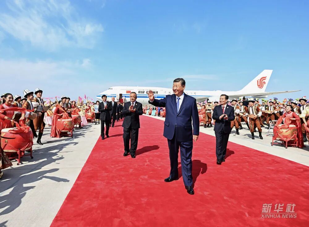 习近平率中央代表团抵达乌鲁木齐出席新疆维吾尔自治区成立70周年庆祝活动(图4)