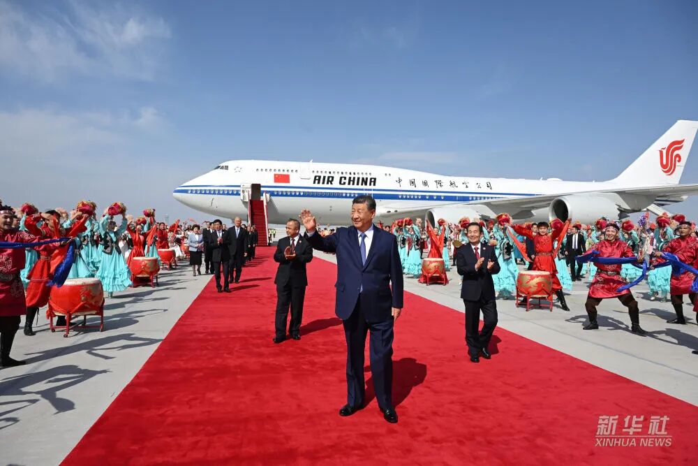习近平率中央代表团抵达乌鲁木齐出席新疆维吾尔自治区成立70周年庆祝活动(图6)