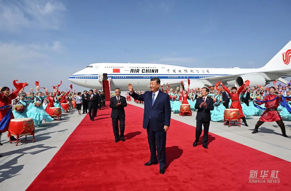 习近平率中央代表团抵达乌鲁木齐出席新疆维吾尔自治区成立70周年庆祝活动(图5)