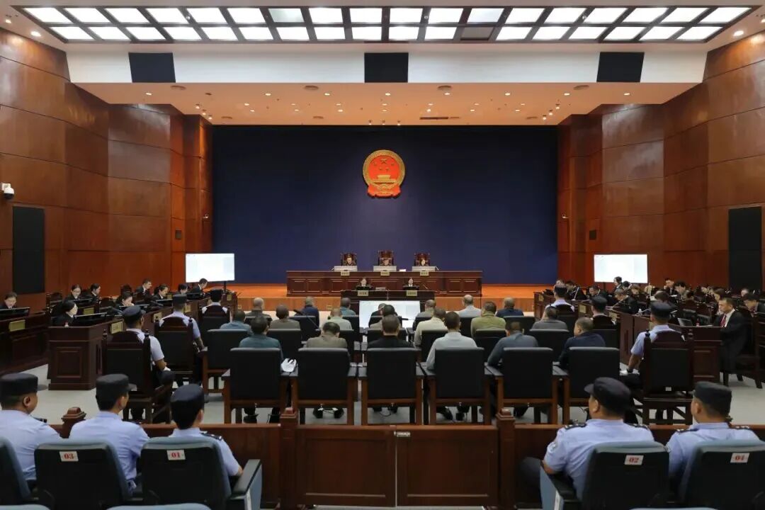 涉赌、诈资金200余亿元，缅北白家犯罪集团主案一审开庭(图1)
