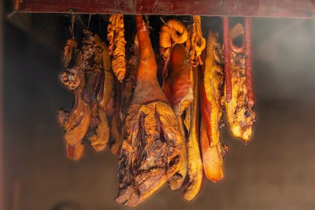 曾某腌制“毒腊肉”售卖获刑:用敌敌畏兑水后喷洒致附着于肉上,销售500余斤被罚12.5万 图片 在生产、销售腊肉腌制品过程中,将购买的敌敌畏先后两次兑水后喷洒在挂有腊肉腌制品的店内墙面、地面及空气中,附着有敌敌畏成分的腊肉腌制品被销售了500余斤。 记者从中国裁判文书网获悉,近日,云南彝良县人民法院公布一审判决:曾某犯生产、销售有毒、有害食品罪,判处有期徒刑一年,缓刑二年,并处罚金人民币12.(图1) 曾某腌制“毒腊肉”售卖获刑:用敌敌畏兑水后喷洒致附着于肉上,销售500余斤被罚12.5万 图片 在生产、销售腊肉腌制品过程中,将购买的敌敌畏先后两次兑水后喷洒在挂有腊肉腌制品的店内墙面、地面及空气中,附着有敌敌畏成分的腊肉腌制品被销售了500余斤。 记者从中国裁判文书网获悉,近日,云南彝良县人民法院公布一审判决:曾某犯生产、销售有毒、有害食品罪,判处有期徒刑一年,缓刑二年,并处罚金人民币12.(图1)