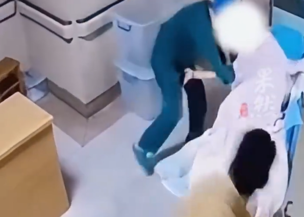 宁德一新生儿转运中意外坠床,医院通报:相关人员已被停职,将彻查并严肃追责,新(图2) 宁德一新生儿转运中意外坠床,医院通报:相关人员已被停职,将彻查并严肃追责,新(图2)