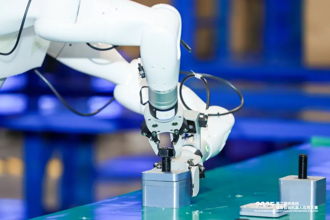 倒咖啡、叠衣服、拿快递、捡垃圾……“实干派”机器人:劳动最光荣(图4) 倒咖啡、叠衣服、拿快递、捡垃圾……“实干派”机器人:劳动最光荣(图4)