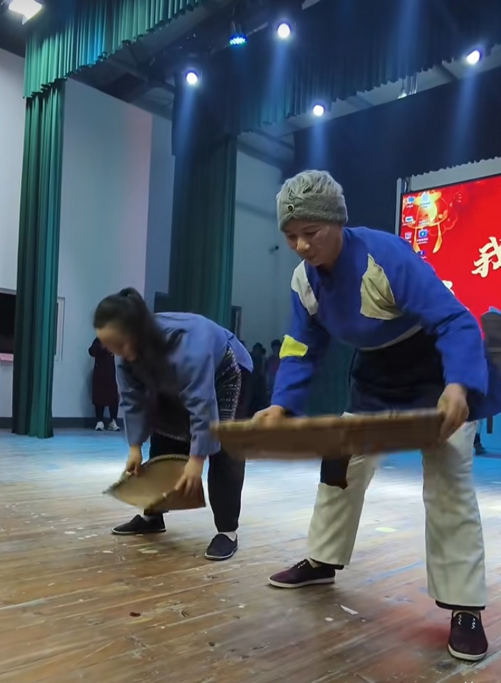 一位村姑“主宰”了一个市的村晚(图5) 5.jpg
