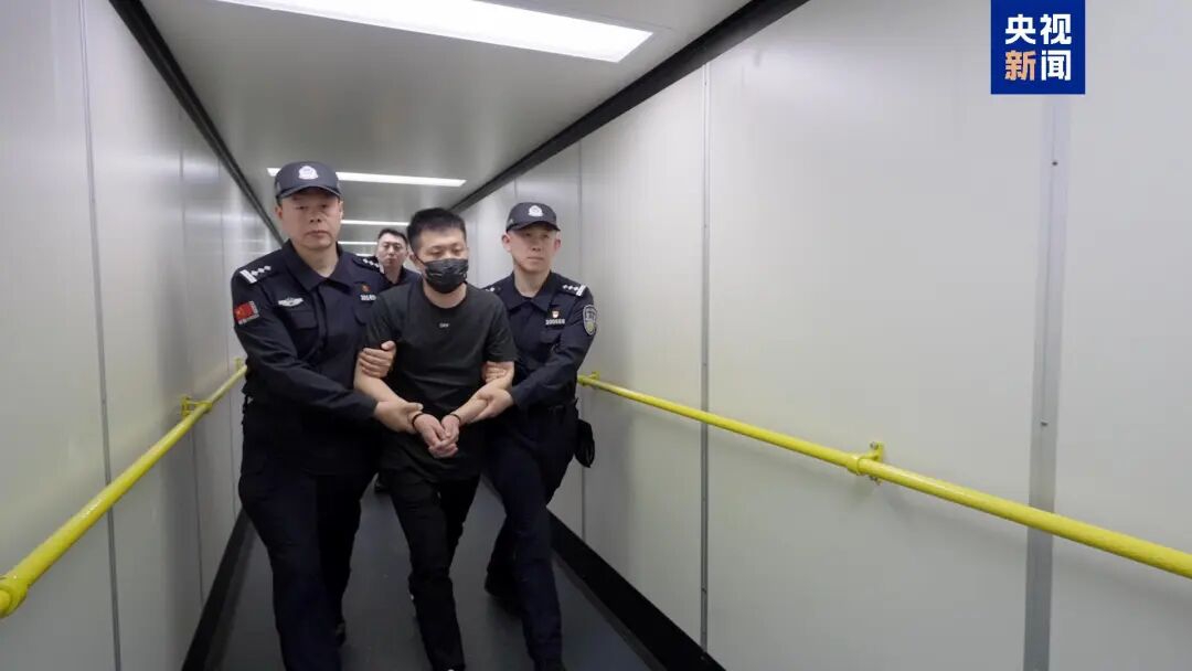 涉案资金超5亿元,重大跨境网赌案主要犯罪嫌疑人黄某铠被从泰国引渡回国(图1) 1.jpg