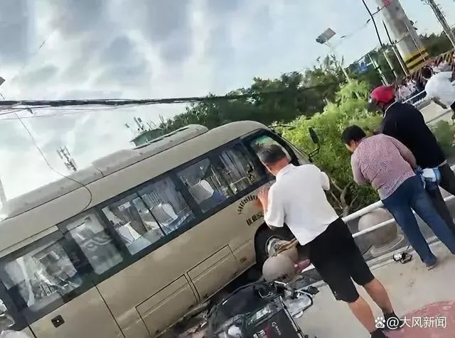 山东东平车祸已致11人死亡,附近商家:今天是六年级新生开学(图2) 640.jpg
